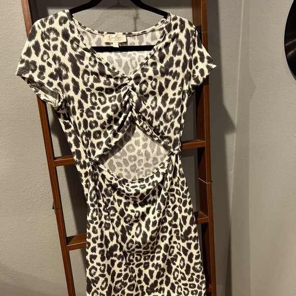 Summer flows ! Flattering dress to show all those pretty curves ! - Picture 1 of 3